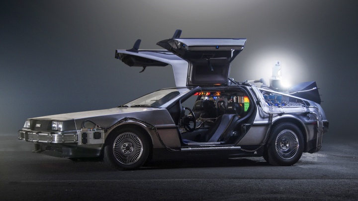Pierwsza wersja kultowego DeLoreana z filmu była zasilana energią nuklearną. Źródło: GovTech - Technologie z filmów science fiction - niemożliwe, bezsensowne, a może... - dokument - 2021-04-28