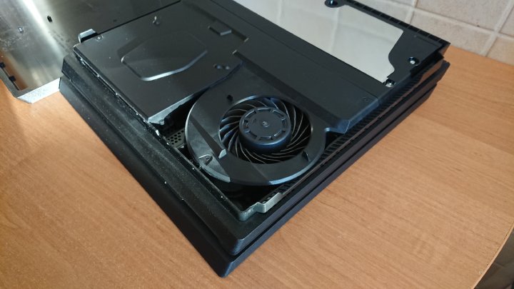 Jeśli chcesz oglądać wnętrze swojej konsoli, to raczej nie przy wymianie dysku w PS4. - PS4 wolno chodzi? Przyspiesz konsolę, zainstaluj dysk SSD - dokument - 2019-08-14