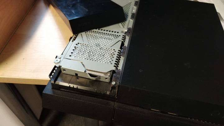 W starszych modelach PS4 zdejmujemy jeden panel i już widzimy dysk. - PS4 wolno chodzi? Przyspiesz konsolę, zainstaluj dysk SSD - dokument - 2019-08-14