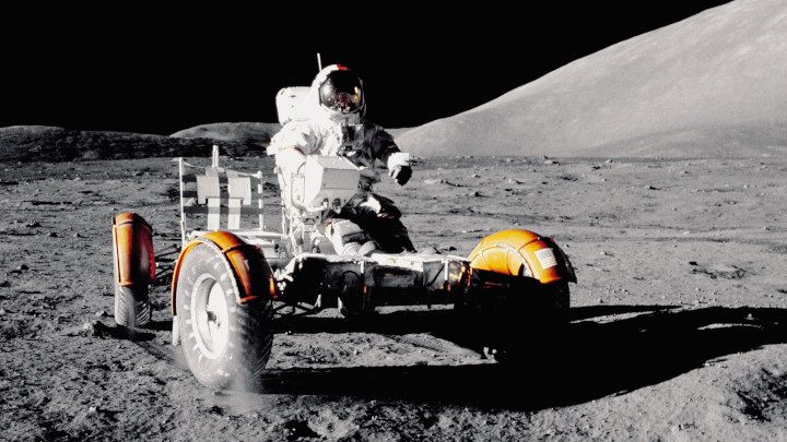 Astronauta Gene Cernan w pojeździe księżycowym – misja Apollo 17. Źródło: NASA - 5 korzyści, jakie może dać ludzkości baza na księżycu - dokument - 2022-08-12