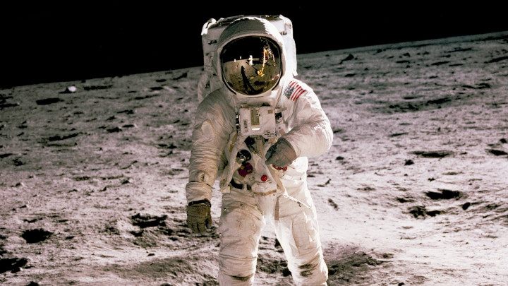 Astronauta Buzz Aldrin na Księżycu. Źródło: History in HD / Unsplash - 5 korzyści, jakie może dać ludzkości baza na księżycu - dokument - 2022-08-12
