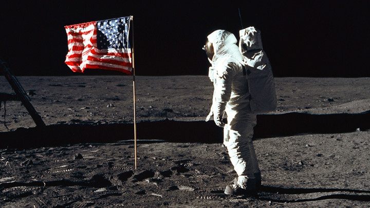 Astronauta Buzz Aldrin wraz z flagą USA na Księżycu. Źródło: NASA - 5 korzyści, jakie może dać ludzkości baza na księżycu - dokument - 2022-08-12