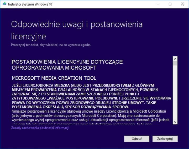 Po chwili oczekiwania naszym oczom ukaże się ekran z regulaminem, który oczywiście dokładnie czytamy zanim klikniemy przycisk „Zaakceptuj” i zobaczymy kolejny ekran ładowania. - Jak zainstalować Windows 10 i Windows 11 z pendrive USB - dokument - 2022-07-29