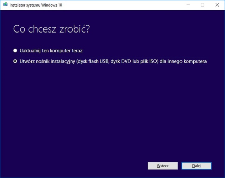 Po chwili zobaczymy menu wyboru - skoro planujemy czystą instalację niekoniecznie na tym samym komputerze, na którym uruchomiliśmy narzędzie, wybieramy drugą opcję czyli „Utwórz nośnik instalacyjny…” i klikamy przycisk „Dalej”. Tego okienka nie uświadczymy w przypadku konfiguracji Windowsa 11. - Jak zainstalować Windows 10 i Windows 11 z pendrive USB - dokument - 2022-07-29