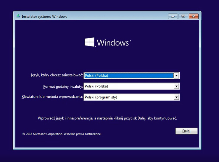 Po serii ekranów ładowania zobaczymy menu wyboru języka. Wybieramy język, format godziny oraz układ klawiatury i klikamy przycisk „Dalej”. - Jak zainstalować Windows 10 i Windows 11 z pendrive USB - dokument - 2022-07-29