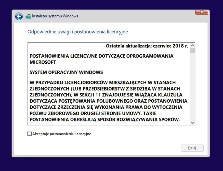 W kolejnym oknie zaznaczamy pozycję „Akceptuję postanowienia licencyjne” (oczywiście zapoznajemy się wcześniej z przedstawionym regulaminem). - Jak zainstalować Windows 10 i Windows 11 z pendrive USB - dokument - 2022-07-29