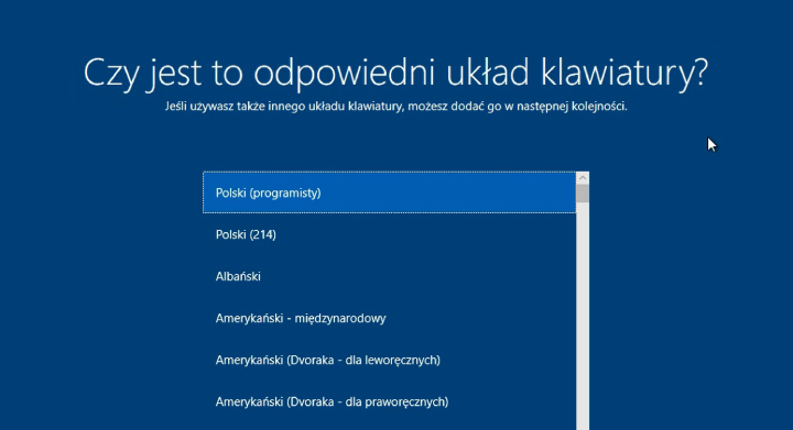 …do momentu pojawienia się menu wyboru języka (przy instalacji Windows 11 zapytają nas wcześniej o kraj/region). Wybieramy język, który nam odpowiada i zatwierdzamy przyciskiem „Tak”. W kolejnym kroku wybieramy układ klawiatury, którego będziemy używać. Możemy też dodać kolejne układy klawiatury, ale jeśli nie mamy takiej potrzeby, klikamy po prostu „Pomiń”. Instalator Windows 11 da nam teraz też okazję do nazwania urządzenia. Teraz musimy skonfigurować cały szereg funkcji i ustawień. Ich kolejność i rodzaj w Windows 11 może się różnić. - Jak zainstalować Windows 10 i Windows 11 z pendrive USB - dokument - 2022-07-29