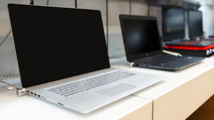 Przed zakupem przez internet, warto obejrzeć dany model laptopa na żywo. - 2018-12-14