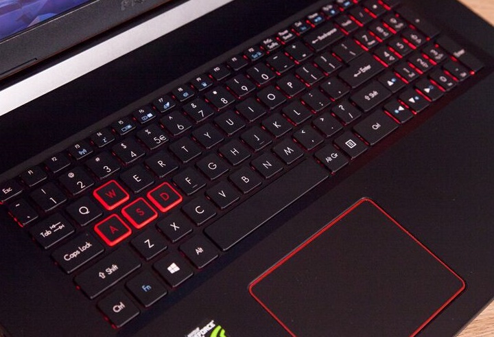 Acer Predator Helios 300 swoją gamingowość podkreśla m.in. przez wyróżnione klawisze WSAD. - 2018-12-14