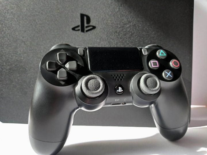 Przecież PS4 to prawie nówka, na pewno komuś się przyda. - Masz już PS5? Nie wyrzucaj PS4 do śmieci - dokument - 2021-04-01