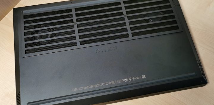 Chłodzenie laptopów to rozbudowany temat, ale nowe konstrukcje robią to coraz lepiej. Opracowany przez HP system Omen Tempest zapewnia wentylację z 3 stron urządzenia i przepływ powietrza we wszystkich kierunkach. - Laptop do gier - co trzeba wiedzieć przed zakupem - dokument - 2021-04-01