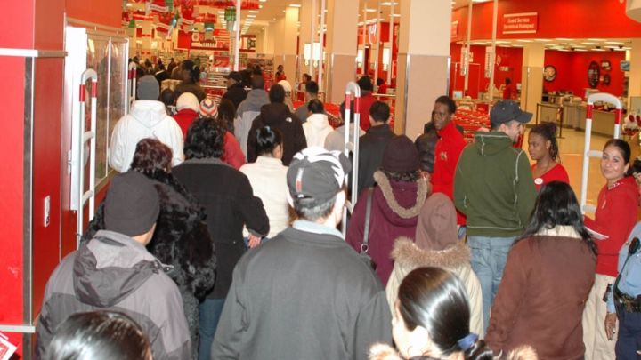 Wielkie tłumy to norma w czasie Black Friday (źródło grafiki: Wikipedia). - Historia Black Friday - skąd wzięło się święto zakupów? - dokument - 2021-11-08