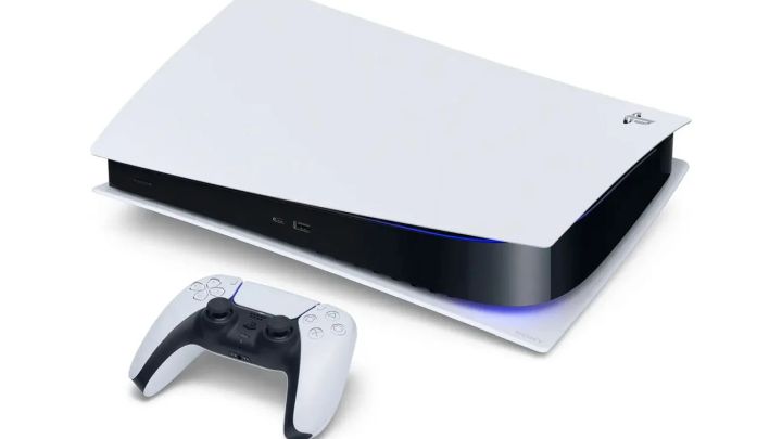 PlayStation 5 będzie w czołówce najbardziej pożądanych produktów w czasie tegorocznego Black Friday, ale szanse na upolowanie tej konsoli w dobrej cenie dalej pozostają niskie. - Historia Black Friday - skąd wzięło się święto zakupów? - dokument - 2021-11-08