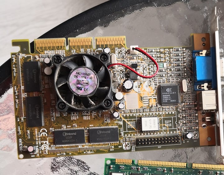20 lat temu VRAM liczono w MB. Na zdjęciu GeForce 2 MX 400 z 32 MB pamięci. Źródło: własne - 8 GB to za mało - czyli dramat współczesnych kart graficznych - dokument - 2023-04-24