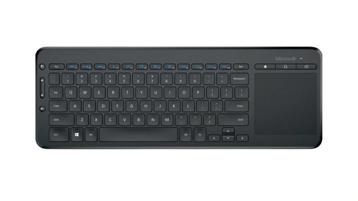 Microsoft All-In-One Media Keyboard to typowa klawiatura „kanapowa”, idealna do sterowania centrum multimedialnym w salonie. Źródło: Microsoft. - Prezenty na święta 2022 - co kupić graczom na Gwiazdkę? - dokument - 2022-12-30