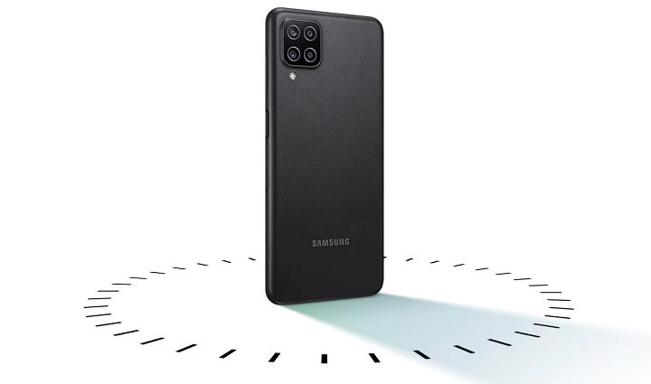 Oprócz baterii użytkownicy są zadowoleni z odbudowy charakteryzującej się wysoką odpornością na zarysowania i zabrudzenia. Źródło: Samsung - Wybraliśmy 10 najlepszych telefonów, które warto kupić na początku 2022 roku - dokument - 2022-01-28