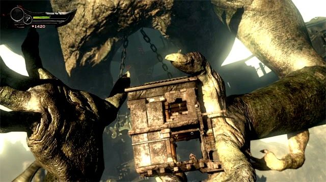 Hekatonchejr jest olbrzymi. Ta maleńka figurka w korytarzu fragmentu oderwanego więzienia to Kratos. - 2013-02-28