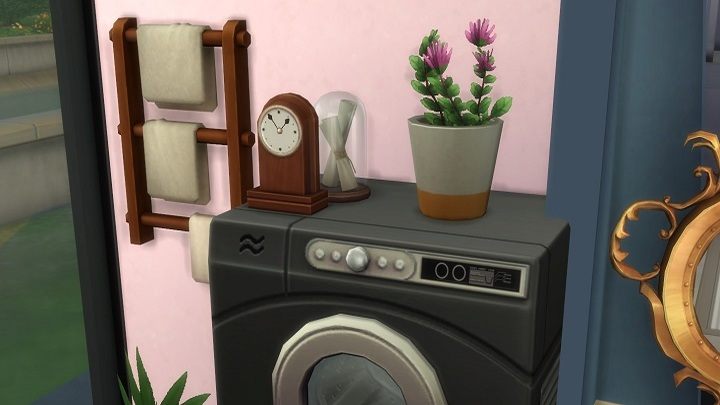 Ustawiłam na pralce suszarkę, a na suszarce doniczkę z kwiatkiem, szklany klosz i zegar – nic nie spadło. Nic! Gdybym te same przedmioty położyła na mojej prawdziwej, zabytkowej pralce – już by ich nie było. - Wydałam 50 zł, żeby zrobić pranie w The Sims 4. Nie było warto - dokument - 2020-03-08