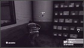 Obróć się w lewo i zlokalizuj nieznacznie oświetloną dziurę w podłodze #1 , do której musisz wskoczyć - Lotnisko Price (2) | Opis przejścia | Tom Clancys Splinter Cell Conviction - Tom Clancys Splinter Cell: Conviction - poradnik do gry