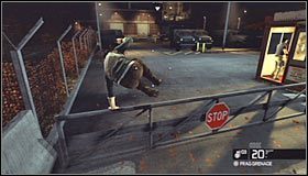 Spokojnie zaczekaj aż strażnik zacznie iść w stronę swojej budki #1 , przeskocz nad przeszkodą, przy której chował się Fisher, a następnie nad szlabanem #2 - Laboratoria White Box (1) | Opis przejścia - Tom Clancys Splinter Cell: Conviction - poradnik do gry