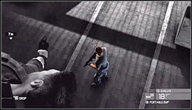 Zaczekaj aż jeden z przeciwników stojących przy więzionym naukowcu wycofa się i zacznie rozmawiać ze swoim kolegą #1 - Laboratoria White Box (2) | Opis przejścia - Tom Clancys Splinter Cell: Conviction - poradnik do gry