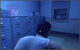 Przemknij tuż pod pierwszą kamerą #1 , w tym czasie jeden ze strażników zejdzie do pokoiku i usiądzie na krześle - - Chapter 7 (3) | Opis przejścia Prison Break The Conspiracy - Prison Break: The Conspiracy - poradnik do gry