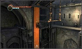 Stojąc na odchylonym elemencie przeskocz na drążek, a po wysunięciu się z podłogi czworokątnej klatki przeskocz na chorągiew by zjechać na podłogę - Stajnie | Opis przejścia Prince of Persia Zapomniane Piaski - Prince of Persia: Zapomniane Piaski - poradnik do gry