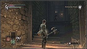 Najpierw zwabiamy i zabijamy wroga, który stoi na schodach, a później przeszukujemy dół - pod schodami znajduje się dusza (Unknown Soldiers Soul ) oraz Mail Breaker - Demons Souls: Boletarian Palace (1) - solucja, opis przejścia - Demons Souls - poradnik do gry