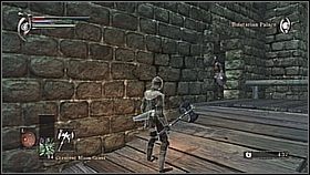 Uważając na to, aby nie spaść, zabijamy wroga [1] i wchodzimy wyżej balkonem - Demons Souls: Boletarian Palace (1) - solucja, opis przejścia - Demons Souls - poradnik do gry