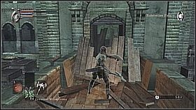 W pomieszczeniu skręcamy w prawo i biegniemy długim korytarzem - w jego połowie, na skrzyżowaniu dróg, czeka dwóch wrogów - Demons Souls: Boletarian Palace (2) - solucja, opis przejścia - Demons Souls - poradnik do gry