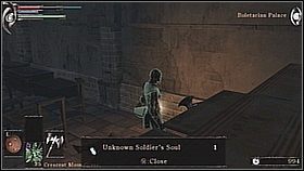 Skręcamy w lewo nowoodkrytym korytarzem i wchodzimy do pomieszczenia z kolumnami, stołami i niebieskookim rycerzem widniejącym na wprost - Demons Souls: Boletarian Palace (2) - solucja, opis przejścia - Demons Souls - poradnik do gry