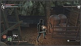 Po prawej zobaczymy wąskie zejście w dół i mnóstwo żołnierzy - Demons Souls: Boletarian Palace (3) - solucja, opis przejścia - Demons Souls - poradnik do gry