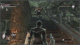 Pod wieżą skręcamy w prawo na schodki i za przejściem obracamy się w lewo - powyżej zobaczymy strażnika - Demons Souls: Boletarian Palace - Phalanx Archstone (1) - solucja - Demons Souls - poradnik do gry