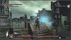 Po przejściu na arenę Tower Knighta ignorujemy pędzącego na nas giganta i biegniemy w lewo na schody - Demons Souls: Tower Knight - solucja, opis przejścia - Demons Souls - poradnik do gry