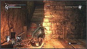Po zdobyciu przedmiotów zeskakujemy na dół, lądując w połowie drogi na fragmencie gzymsu - Demons Souls: Stonefang Tunnel (2) - solucja, opis przejścia - Demons Souls - poradnik do gry