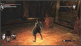 Stojąc na platformie windy można zauważyć jeszcze jeden przedmiot - na drewnianej konstrukcji powyżej - Demons Souls: Stonefang Tunnel (3) - solucja, opis przejścia - Demons Souls - poradnik do gry