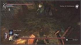 W tej walce można użyć łuku - w tym przypadku podążamy prawą stroną jaskini i z jej końca strzelamy do Garla i Maiden Astraea - Demons Souls: Maiden Astraea - solucja, opis przejścia - Demons Souls - poradnik do gry
