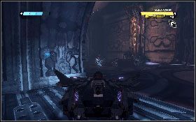 Po dojściu do kolejnego korytarza spójrz w lewo i szybko zniszcz trzy rakietowe działa [1], znajdujące się na ścianie - - Część 3 - Zniszczenie Iacon (1) - Opis przejścia - Transformers: Wojna o Cybertron - poradnik do gry