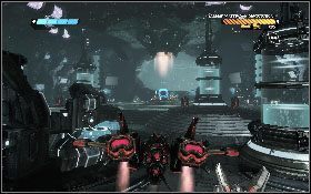 Po walce wejdź do windy [1], która zawiezie cię do pomieszczenia ze zbiornikami wodnymi - - Część 9 - Atak powietrzny (2) - Opis przejścia - Transformers: Wojna o Cybertron - poradnik do gry
