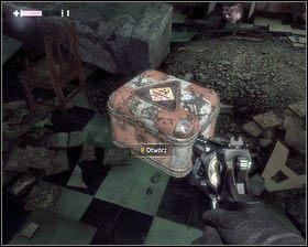 Tak jak poprzednio, tutaj również otwieramy wszystkie szuflady w biurkach, żeby znaleźć dziecięcą notatkę [1] - - Dzielnica Robotnicza (4) | Opis przejścia Singularity - Singularity - poradnik do gry