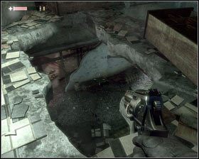 Po zebraniu znajdujących się w skrzyni przedmiotów [1], wskakujemy do dziury w podłodze [2] - - Dzielnica Robotnicza (4) | Opis przejścia Singularity - Singularity - poradnik do gry