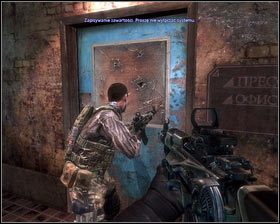 We wnętrz oglądamy następny rosyjski filmik propagandowy (tym razem dotyczący bezpieczeństwa) [1] i ruszamy za naszym kompanem [2] - - Dzielnica Robotnicza (5) | Opis przejścia Singularity - Singularity - poradnik do gry