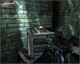 Po walce odwracamy się, a następnie wchodzimy do małego schowka, w którym leży amunicja [1] - - Dzielnica Robotnicza (9) | Opis przejścia Singularity - Singularity - poradnik do gry