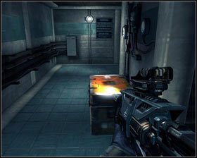 Możemy teraz podejść do profesora [1], który pobiegnie schodami do góry - - Ośrodek badawczy 1950 (2) | Opis przejścia Singularity - Singularity - poradnik do gry