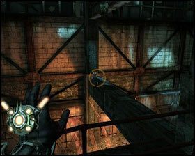 Wchodząc na nią [1] będziemy mogli dosięgnąć fragmentu drabiny, a następnie wdrapać się na górę - - Ośrodek badawczy 2010 (4) | Opis przejścia Singularity - Singularity - poradnik do gry