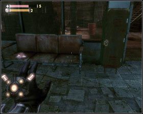 Za drzwiami czeka na nas skrzynia [1] z przedmiotami, kilka E99 oraz stympak w zamkniętej szafce [2] - - Magazyny (2) | Opis przejścia Singularity - Singularity - poradnik do gry