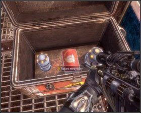 Gdy cut-scenka dobiegnie końca, wybieramy swoją ulubioną broń w szafce [1], a następnie podnosimy leżące w okolicy pakiety medyczne , amunicję oraz E99 (skrzynia) [2] - - Pojedynek na pociągu | Opis przejścia Singularity - Singularity - poradnik do gry