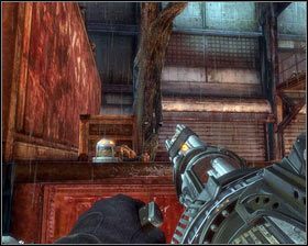 Gdy dotrzemy do centralnych doków [1], opuszczamy wagon i skręcamy w lewo - - Doki centralne (1) | Opis przejścia Singularity - Singularity - poradnik do gry