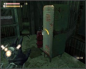 W pierwszym pomieszczeniu znajdziemy pakiet medyczny , skrzynię [1] oraz schowane w szafce E99 [2] - - Kompleks przetwórczy (4) | Opis przejścia Singularity - Singularity - poradnik do gry