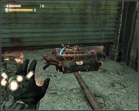 Przed schodami powinniśmy zauważyć zniszczoną skrzynię [1], której używamy do poszerzenia szczeliny w pobliskiej bramie [2] - - Strażnica (2) | Opis przejścia Singularity - Singularity - poradnik do gry